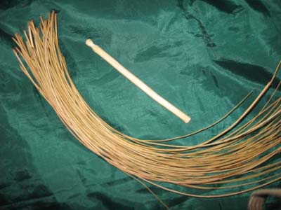 Материал: ивовые прутья и деревянная палка